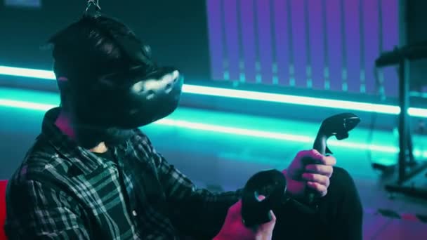 Bearded man speelt een VR-spel met behulp van moderne Virtual Reality headset met gamepad, afstandsbedieningen — Stockvideo