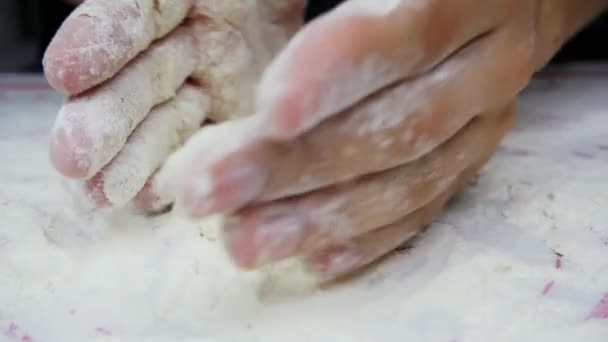 Närbild av kvinnan händer matlagning läckra cheesecakes, former från deg, keso och mjöl — Stockvideo