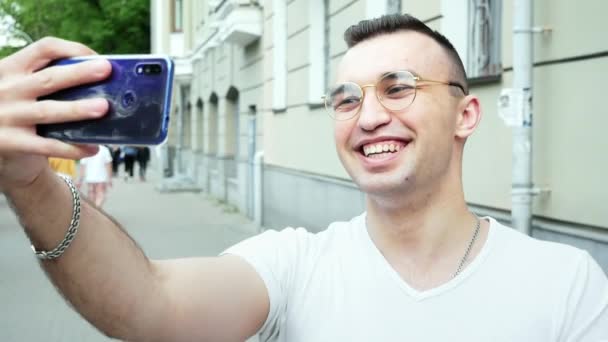 Mann raveler mit Handy, make vlog und live in den sozialen Medien — Stockvideo