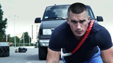 Eğitim sonrası erkek atlet portresi, güçlü bir görünüm, spor ve motivasyon