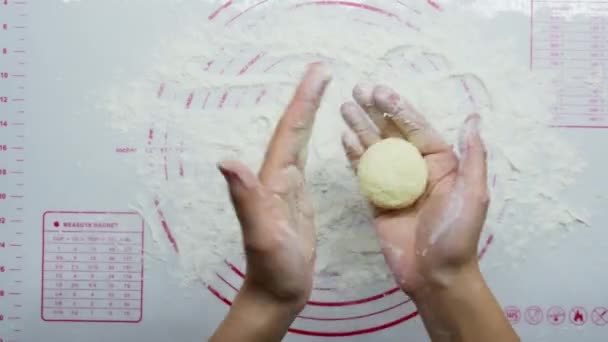 Vista dall'alto: mani femminili che cucinano deliziose torte di formaggio, forme di pasta, ricotta e farina — Video Stock