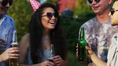 Doğum günü kutlarken yaz partisinde bira şişeleri ile arkadaş grubu clink yakın çekim