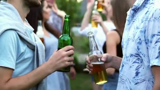 Δύο άνδρες μιλούν ξεχωριστά από την εταιρεία, κρατώντας μπουκάλια μπύρας στα χέρια τους. — Αρχείο Βίντεο