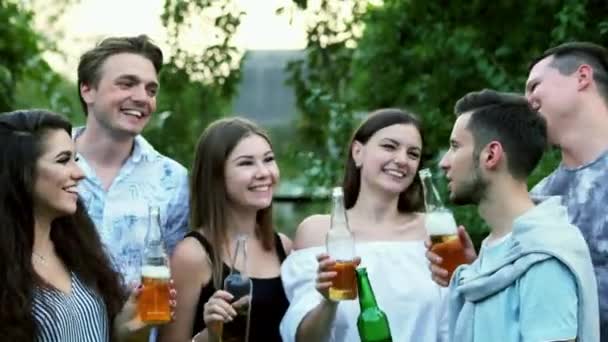 De jeunes amis heureux s'amusent ensemble à boire de la bière et à boire des verres — Video