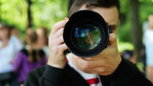 Vooraanzicht van scherpstellen en fotograferen van fotograaf. Man Neem een foto buiten — Stockvideo