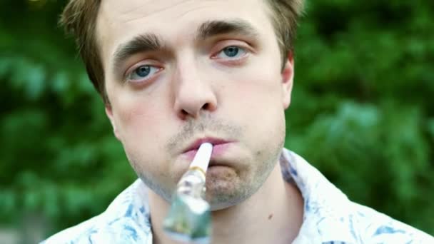 Close-up portret van depressieve jonge man dragen verjaardag Cap helaas fluitje — Stockvideo
