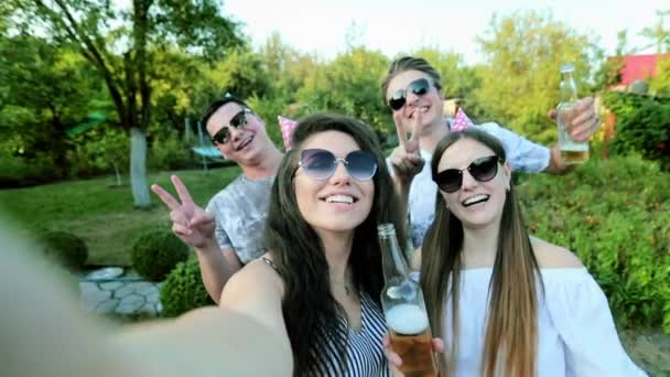 Atrakcyjna młoda kobieta bierze selfie z przyjaciółmi na przyjęcie urodzinowe, Dziewczyna trzyma aparat fotograficzny, ludzie gestykulować i uśmiech — Wideo stockowe