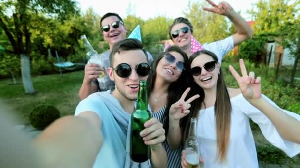 Punto di vista: amici felici sta prendendo selfie sulla festa, uomo che tiene la fotocamera, la gente gesticolare — Video Stock