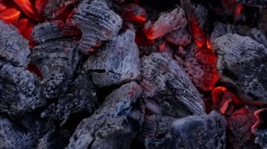 Sıcak ateş kömürlerinin yakın çekim, arka plan
