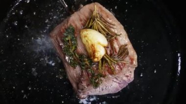 Büyük biftek üst görünümü restoranın mutfağında bir tavada kızartılır