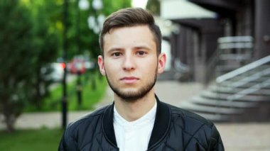 Kamera, yaşam tarzı kavramı bakarak, çekici emin başarılı adam Portresi