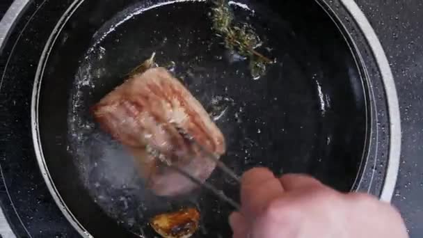 Вид зверху шеф-кухаря готує телятину з м'яса на гарячій сковороді на кухні ресторану — стокове відео
