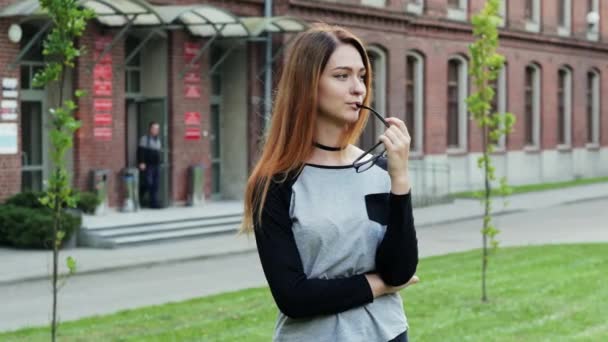 Zbliżenie portret z zamyślony Girl, Studentka lub Freelancer, Kobieta stawia na okulary i patrząc na kamerę — Wideo stockowe