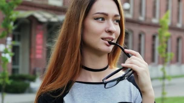 Close-up portret van peinzende Girl, vrouwelijke student of freelancer, vrouw zet op bril en kijken naar camera — Stockvideo