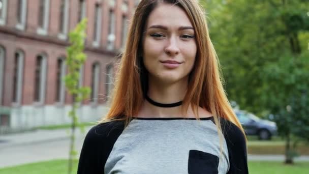Close-up portret van het meisje, vrouwelijke student of freelancer, vrouw zet op bril en kijken naar camera — Stockvideo