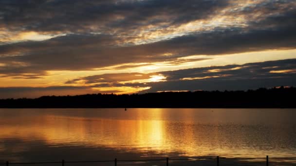 Hermoso paisaje de dramático amanecer o atardecer y nubes sobre amplio lago — Vídeo de stock