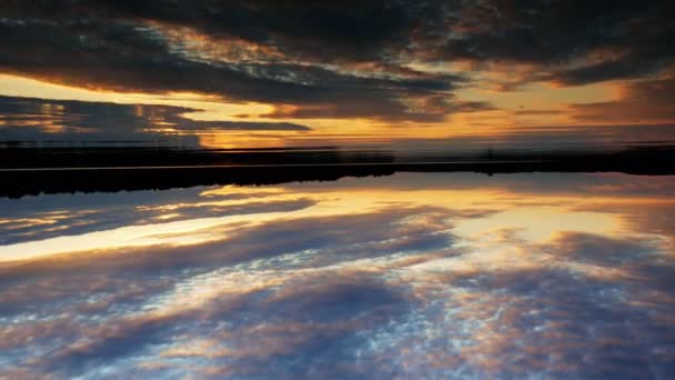Знизу рамки знімок красивого пейзажу драматичного сходу або заходу сонця над широким озером — стокове відео