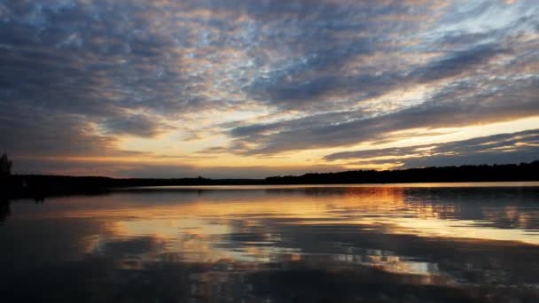 Panorama de nubes dramáticas y puesta de sol sobre amplio lago, paisaje — Vídeos de Stock