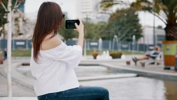 Kvinna turist använda mobiltelefon, ta foto eller spela in video av stadsbilden för resenären blogg — Stockvideo