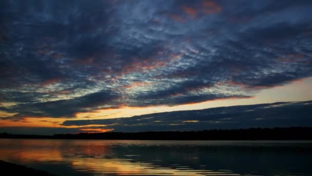 Tid förflutit dramatiska moln och solnedgång över vid sjön, liggande på kvällen — Stockvideo