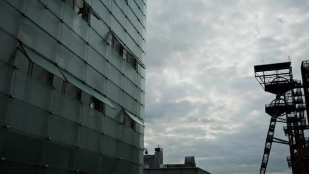 Panorama del museo moderno de Silesia, silueta de construcción industrial, antigua mina de carbón — Vídeo de stock