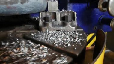 Bir metal parçasının torna tezgahında dönmesi, metalin dönmesi, makinede talaş.