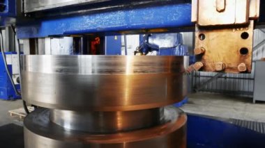 Büyük metal silindirik bir detayı alet bıçağıyla torna tezgahına çevirmeye yakın çekim. Üretim