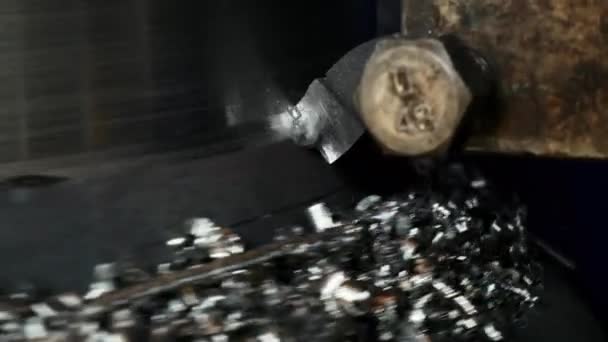 Extremo close-up de torno moagem faca durante a viragem de uma parte cilíndrica de metal. Indústria transformadora — Vídeo de Stock