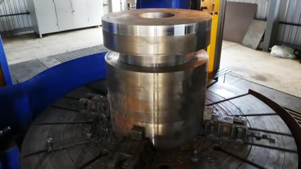 Draaien van een groot metalen cilindervormig detail op een draaibank met een gereedschapsmes. Productie — Stockvideo