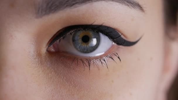 Augen-Iris schrumpft, Pupillen-Dilatation der Frau blaues Auge