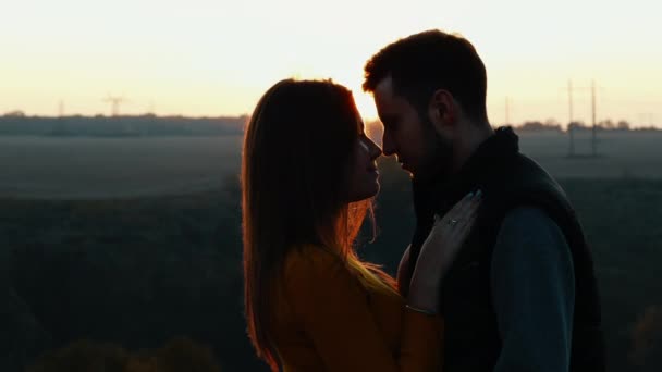 Frst baisers tendrement de adorable jeune couple au coucher du soleil — Video
