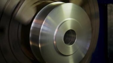 Torna tezgahında dönen yuvarlak metal parçası detayı