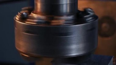 Torna tezgahında dönen yuvarlak metal parçası detayı