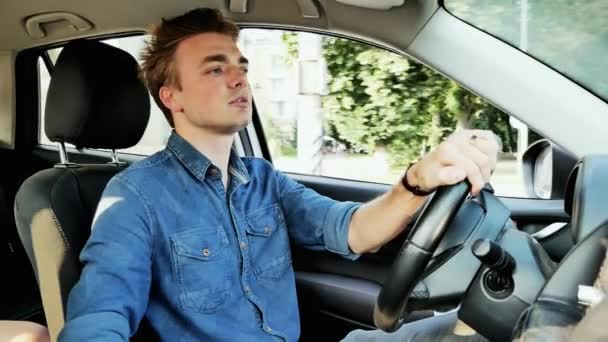 Motorista irritado dirige um carro. Gritos de homem e gesticulados — Vídeo de Stock