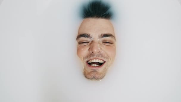 Portrait d'homme drôle faire fou rire dans le bain de lait, rire maléfique — Video