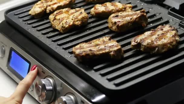 Cozinhar deliciosa carne assada em uma churrasqueira elétrica em casa. Cook seleciona o modo de cozimento — Vídeo de Stock