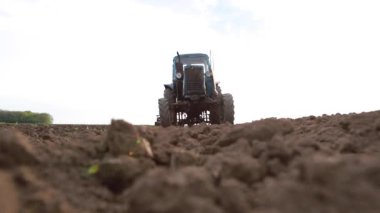 Eski traktör tarlası, ekime hazırlık arazisi, gün batımında kameranın üzerinden geçmek.