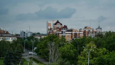 Şiddetli gök gürültülü fırtınalar geliyor. Kara bulutlar gökyüzünü sürüklüyor.