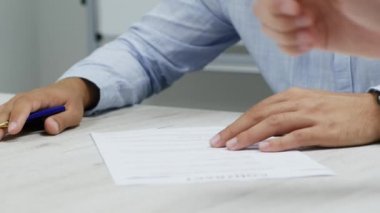Yakın plan iş adamı imzasını kağıda basıyor. Kontrat imzalar. Başarılı anlaşma, müzakereler.