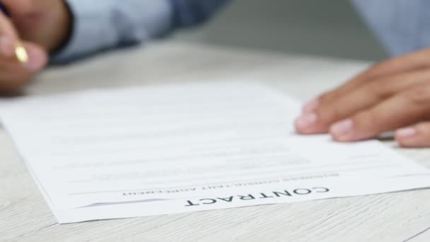 Zbliżenie biznesmena składającego podpis na papierze. Podpisuje kontrakt. Udane porozumienie, negocjacje. — Wideo stockowe
