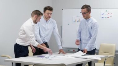 Kızgın Patron işçilere bağırıyor. Belgeleri ağır çekimde atıyor. Başarısız bir proje.