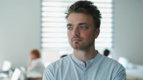 Close-up portrait of confident happy office worker looking at camera in modern office, positive male employee with smiling face satisfied with good job career — Stock Video