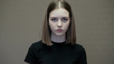 Genç kız güzel mavi gözlerini açar ve kameraya bakar.