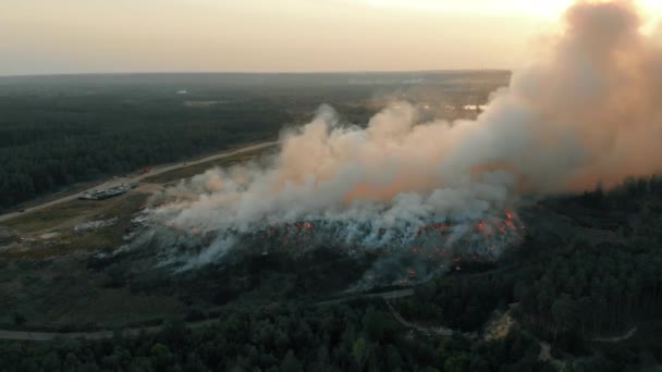 Vista aérea em fogo no depósito de lixo, queima polui o meio ambiente. Catástrofe ecológica e destruição da natureza — Vídeo de Stock