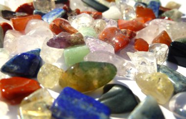 Plaser farklı mineraller. Makro güneş ışığı altında. Beyaz arka plan üzerinde izole.