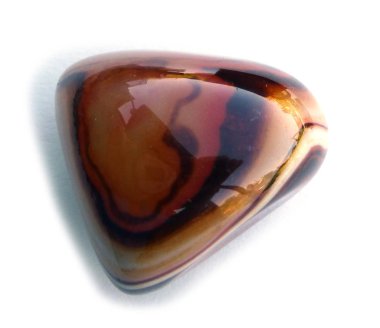 Akik mineral taş. Parlak, katmanlı. Beyaz arka plan üzerinde izole