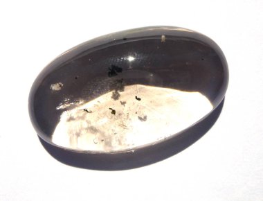 Quartz Crystal Gemstone yuvarlak. Şeffaf kırmızı çizgileri ile. Beyaz arka plan üzerinde izole