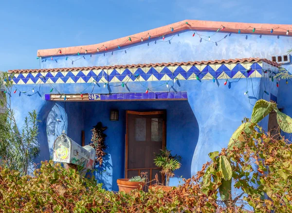 México Blue Stucco Casa com azulejo e luzes de Natal — Fotografia de Stock