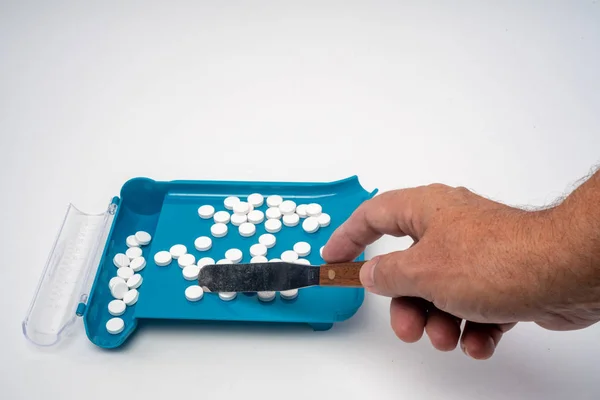 Receptbelagd medicin piller sortering, inventering och fylla ordning med hand — Stockfoto