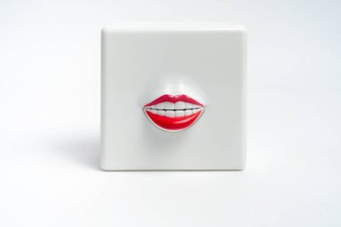 Radyo hoparlör ağız dudaklar ve diş ile